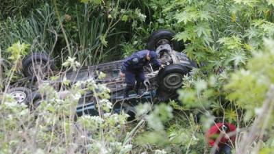 El tipo pick up, verde, quedó en el fondo de un abismo en la cuesta conocida como El Chile en la capital.