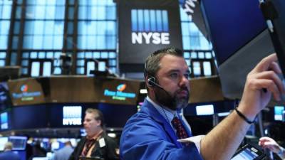 Corredores de bolsa en el mercado neoyorquino monitorean las acciones en la jornada de hace dos días. Foto: AFP/Spencer Platt