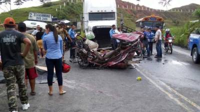 El vehículo de paila en el que viajaba la familia quedó destruido tras el fuerte impacto con el camión distribuidor de gas y la rastra.