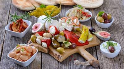 La dieta de estilo mediterráneo, que usa el aceite de oliva como la grasa principal e incentiva el consumo de alimentos sobre todo vegetales.