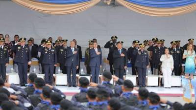 El evento fue aprovechado para ascender a 327 agentes, clases y suboficiales. Además, se condecoró a 404 agentes, clases y suboficiales. Foto cortesía Casa Presidencial.