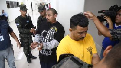 Olvin Arriaga, de camiseta negra, y Héctor Alejandro Medina, camiseta amarilla, fueron llevados ayer al tribunal.