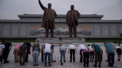 Vientos de guerra soplan hacia Corea del Norte donde las continúas provocaciones de Kim Jong-un a Estados Unidos amenazan con desatar un inminente conflicto nuclear. Sin embargo, en Pyongyang a nadie parece importarle demasiado. Los ciudadanos norcoreanos continúan con su rutina diaria, eso si, siempre inclinándose ante las estatuas de bronce de 20 metros de alto de la colina Mansu, para rendir homenaje a los dos primeros dirigentes del régimen, Kim Il-Sung y Kim Jong-Il .