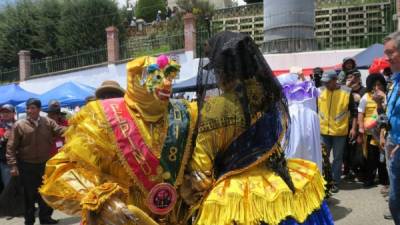 Vista del Pepino, un personaje típico del Carnaval paceño, durante su tradicional entierro hoy, domingo 18 de febrero de 2018, en La Paz (Bolivia). EFE