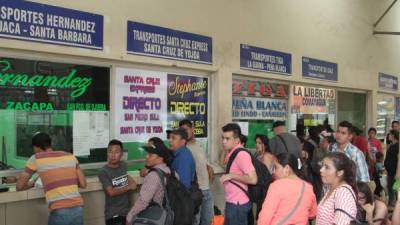 Viajeros en la terminal a la espera de comprar sus boletos.