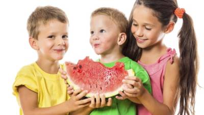 Los niños deben lavarse bien las manos antes de comer, para evitar males estomacales.