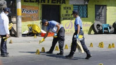 En un ambiente de llanto, las autoridades reconocieron los cadáveres de dos jóvenes acribillados.