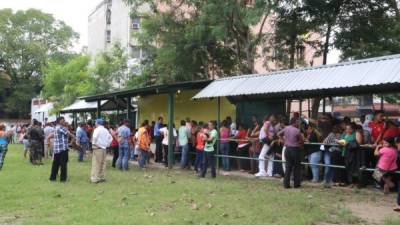 Los trabajadores del programa hacen fila para recibir el pago de su labor por primera vez. Foto: Franklyn Muñoz