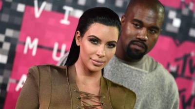 Kanye West y Kim Kardashian negocian discretamente la disolución de su matrimonio con la abogada Laura Wasser. El rapero, de 43 años, y la influencer, de 40, firmaron según el sitio Radar Online, unas capitulaciones matrimoniales en marzo de 2014.