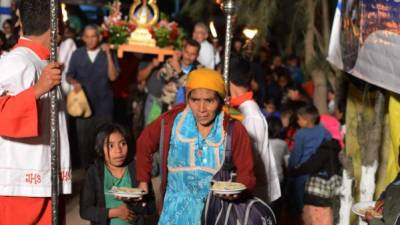 Una mujer fiel católica participa de la vigilia en honor a la Virgen de Supaya en Tegucigalpa.