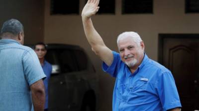 El expresidente de Panamá Ricardo Martinelli saluda desde su residencia este miércoles, en Ciudad de Panamá (Panamá). EFE