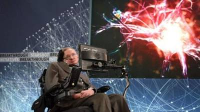 (FILES) In this file photo taken on August 12, 2009, Stephen Hawking receives the Presidential Medal of Freedom from US President Barack Obama during a ceremony in the East Room at the White House on August 12, 2009. Renowned British physicist Stephen Hawking has died at age 76, a family spokesman said Wednesday, March 14, 2018. We are deeply saddened that our beloved father passed away today,' professor Hawking's children, Lucy, Robert, and Tim said in a statement carried by Britain's Press Association news agency. 'He was a great scientist and an extraordinary man whose work and legacy will live on for many years.' / AFP PHOTO / Jewel SAMAD