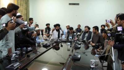 Ahmadullah Muttaqi (c-i).- El Director de Información y Cultura de los talibanes conversa con periodistas. EFE/EPA/ STRINGER