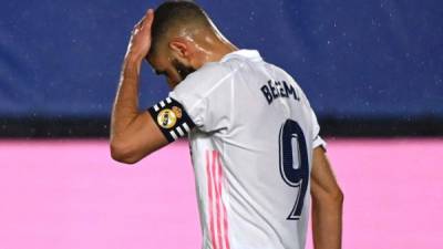 El francés Karim Benzema lamentando una de las ocasiones de gol que dejó escapar Real Madrid. Foto AFP.