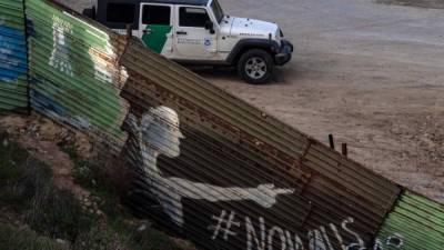 Artistas y activistas han pintado grandes secciones del muro con mensajes de protestas.