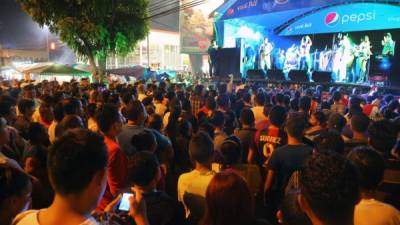 Los asistentes cantaron y bailaron con los grupos contratados por Pepsi.