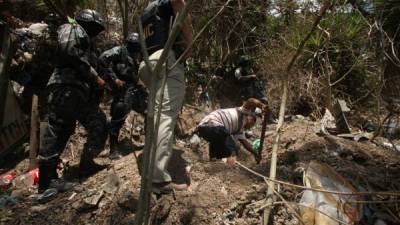 El cadáver de una mujer fue exhumado del cementerio clandestino.