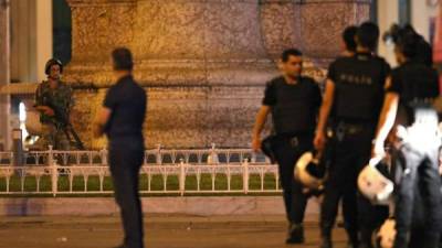 En lo inmediato no se sabe el origen de la explosión, pero los aviones seguían sobrevolando durante la noche la capital turca.