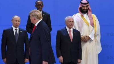 El presidente norteamericano, Donald Trump, pasa por delante del príncipe saudí, Mohammad Bin Salman Al Saud (dcha), del presidente de Brasil, Michel Temer, y del presidente ruso, Vladimir Putin. en la cumbre del G20 en Buenos Aires. EFE