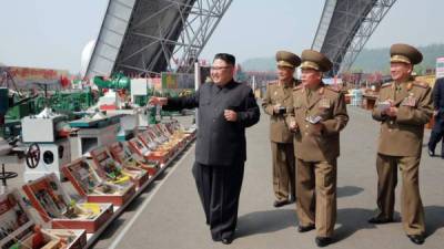 El líder norcoreano, Kim Jong Un, junto a su equipo de gobierno. Foto de archivo.