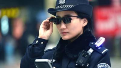 Los agentes equipados con las gafas prácticamente pueden identificar a un sospechoso con solo verlo.