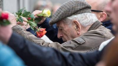 Ciudadanos depositan rosas en los restos del muro de Berlín durante una ceremonia celebrada con motivo del aniversario de su caida en 1989 en Berlín (Alemania) hoy, 9 de noviembre de 2017. EFE