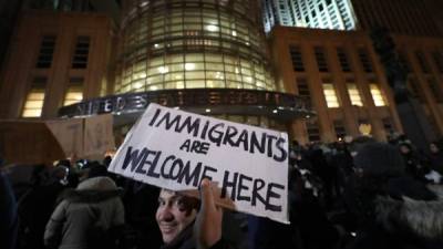 La gente se reúne fuera de la Corte de Distrito de Nueva York, donde una jueza emitió una suspensión de emergencia para los detenidos en los aeropuertos, en Brooklyn, Nueva York,