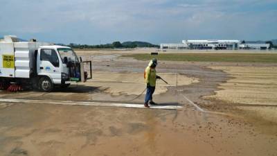 Actualmente trabajan en la pista de rodaje y 1.5 kilómetros de la vía de aterrizaje están libres de escombros. La terminal aérea todavía muestra secuelas de las inundaciones en su fachada. Fotos: Amílcar Izaguirre.