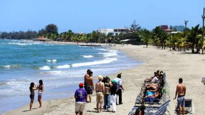 Los turistas salvadoreños llegaron a las playas de Honduras a disfrutar sus vacaciones agostinas.