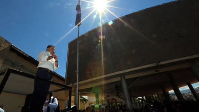 El presidenciable nacionalista, Juan Orlando Hernández, ofreció un discurso frente al Congreso Nacional.