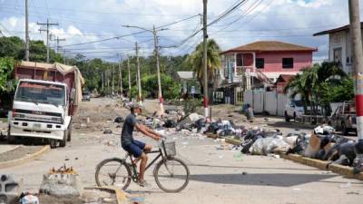 En el bulevar de las Fuerzas Armadas ya no hay césped en la mediana, bolsas de basura y cajas son las que ocupan este lugar. Fotos: Franklyn Muñoz