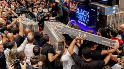 La fiebre de consumo del 'Black Friday' se apodera de BrasilMiles de personas se aglomeraron este jueves en centros comerciales, grandes almacenes y supermercados de Brasil para aprovechar de forma anticipada los mejores descuentos del Viernes Negro, una fecha que cada día gana más adeptos en el país sudamericano.