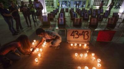 Los 43 asientos de los normalistas de Ayotzinapa permanecen vacíos, familiares confían que los encontrarán con vida.