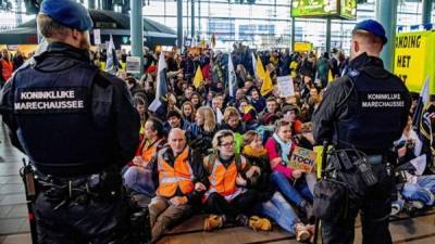 La Policía Militar ha procedido a arrestar a los manifestantes de Greenpeace.