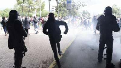 A demonstrators stands at a barricade during a protest against the government fo President Ivan Duque in Cali, Colombia, on May 7, 2021. (Photo by Luis ROBAYO / AFP)