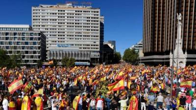 En Madrid, varios millares de ciudadanos portaron las banderas del país para expresarse contra la independencia de Cataluña.