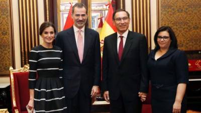 Los Reyes Felipe VI y Letizia posan junto al presidente de Perú Martín Vizcarra, y su esposa, Maribel Díaz a su llegada al Palacio Presidencial de Lima./EFE.