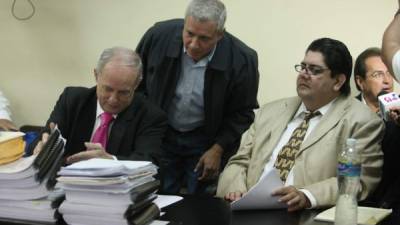 Mario Zelaya y sus abogados ayer durante el juicio que continuará el miércoles de la próxima semana.