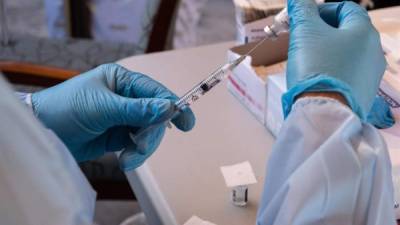 La pandemia se intenta frenar con las campañas de vacunación. Imagen de EFE.