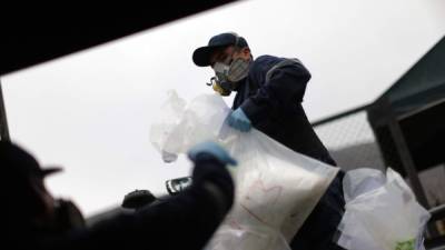 Peru's Interior Ministry incinerates almost 15 tons of different types of drugs seized in operations carried out since August, in Lima's district of Ate, on November 22, 2017.The destruction of the 15 tons will be competed in three weeks. / AFP PHOTO / LUKA GONZALES