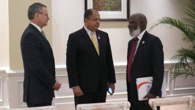 Fotografía cedida por la Casa Presidencial de Costa Rica en la que se muestra al presidente de Costa Rica, Luis Guillermo Solís (c), junto al ministro de Relaciones Exteriores de Costa Rica, Manuel González Sanz (i), y el ministro de Asuntos Exteriores de Belice, Wilfred Elrington (d).