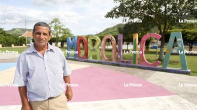 Ramón Alberto Espinal, exalcalde de Morolica, visita las ruinas y recuerda ante LA PRENSA las últimas horas de la tragedia que vivieron más de 2,500 personas en este municipio que desapareció en 1998 después de 170 años de existencia.