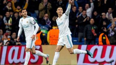 GRAF5295. MADRID, 06/12/2017.- El delantero portugués del Real Madrid Cristiano Ronaldo (c) celebra su gol, segundo del equipo ante el Borussia Dortmund, durante el partido de la sexta jornada de la fase de grupos de la Liga de Campeones que se juega esta noche en el estadio Santiago Bernabéu, en Madrid. EFE/Rodrigo Jiménez