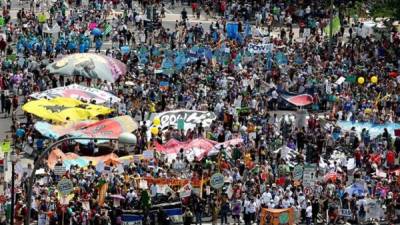 Miles de personas se manifiestan este sábado en Washington a favor de la lucha contra el cambio climático. La marcha coincide con la fecha en la que se cumplen los 100 días en el poder del presidente Donald Trump. EFE