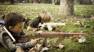 La nueva ley llega tras dos tiroteos masivos en los últimos dos meses en Estados Unidos, donde la violencia por armas mata a unas 34,000 personas al año, según el grupo de prevención Brady Campaign.