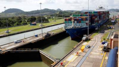 Vista aérea de un buque cargado con contenedores pasando por el Canal de Panamá. foto: EFE