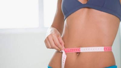 Hacer regularmente ejercicios y mantener una dieta balanceada es lo que se necesita para tener un abdomen plano.