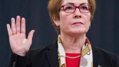 La ex embajadora de EEUU., en Ucrania, Marie Yovanovitch, prestó hoy juramento durante la audiencia del Comité Selecto Permanente de Inteligencia de la Cámara sobre la investigación de juicio político sobre el presidente de los Estados Unidos, Donald J. Trump, en el Capitolio de Washington, DC, EEUU. EFE