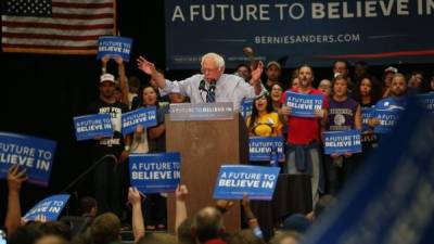 El senador Bernie sanders aún mantiene fuerte la esperanza de darle batalla a Hillary Clinton. Foto: AFP/Joe Raedle