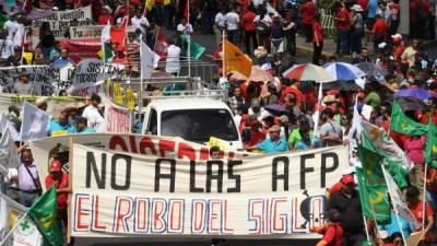 Salvadoreños en rechazo a las AFP.
